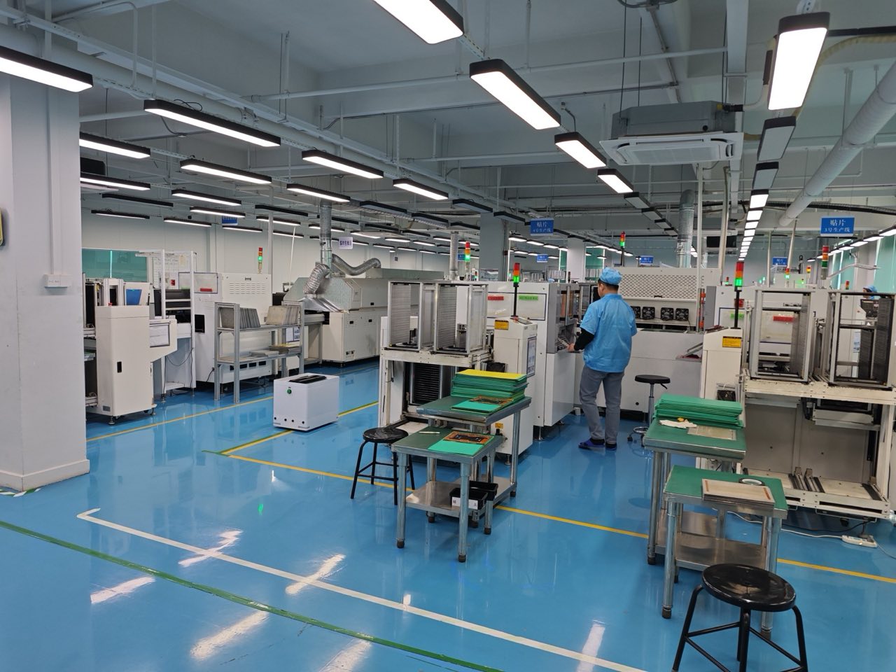 宏立方 SMT 贴片车间实景